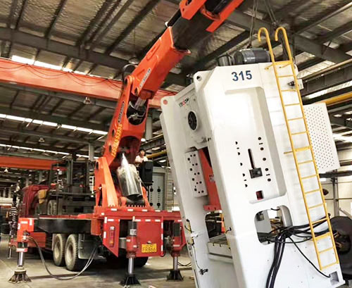 龙滚镇附近随车吊出租，轻松解决运输难题