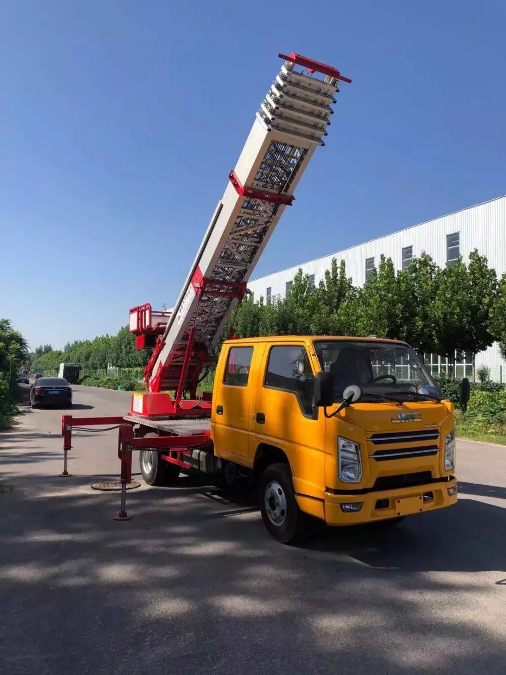 龙滚镇附近的云梯车出租服务：轻松解决高空作业需求